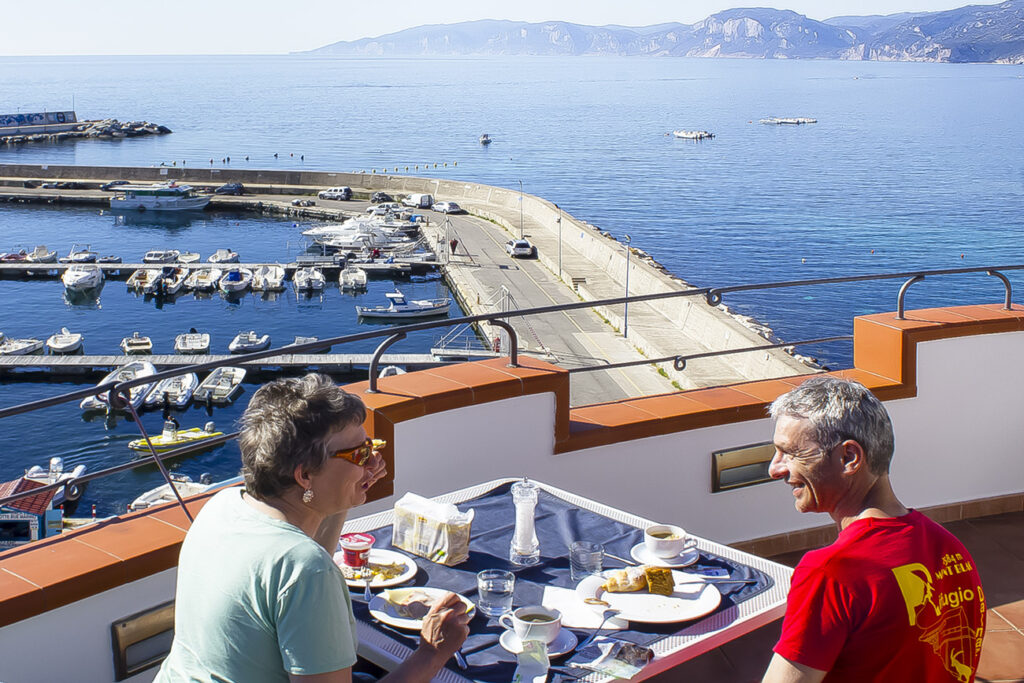 Wandelreis Sardinië - ontbijtbuffet met uitzicht over zee
